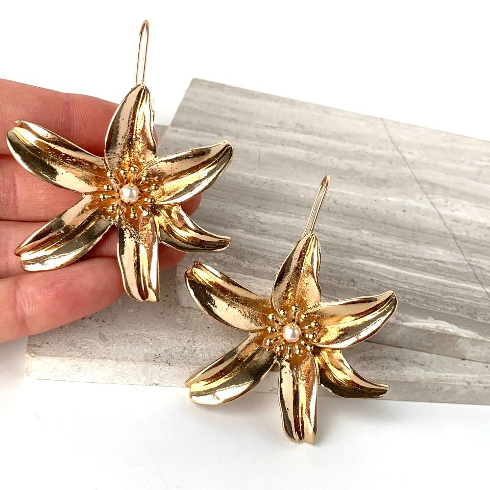 New ~ Zara Large Pearl Flower Earrings - Picture 6 of 7